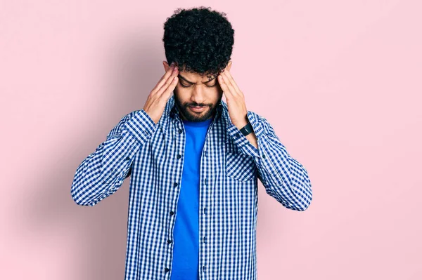 Young Arab Man Beard Wearing Casual Shirt Hand Head Headache — ストック写真