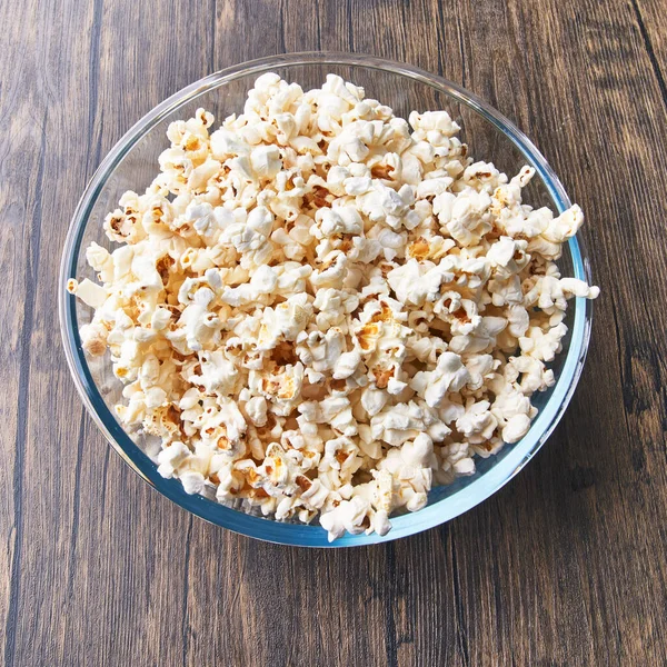Mísa Slaných Popcornů Dřevěném Povrchu — Stock fotografie