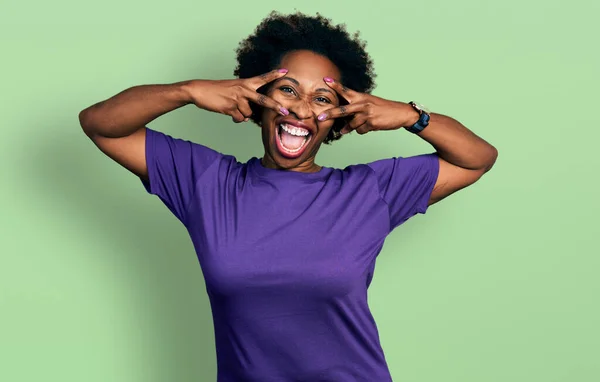 Afrikaans Amerikaanse Vrouw Met Afro Haar Dragen Casual Paars Shirt — Stockfoto