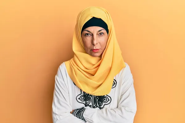 Medelålders Latinamerikanska Kvinna Bär Traditionella Islamiska Hijab Halsduk Skeptisk Och — Stockfoto