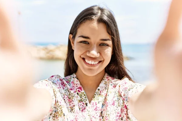 Молодая Латиноамериканка Уверенно Улыбающаяся Делает Селфи Камеры Берегу Моря — стоковое фото