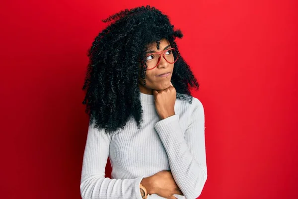 Mujer Afroamericana Con Pelo Afro Vistiendo Suéter Casual Gafas Pensando —  Fotos de Stock