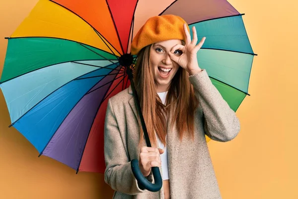 Young Irish Woman Wearing French Style Holding Colorful Umbrella Smiling — Foto Stock