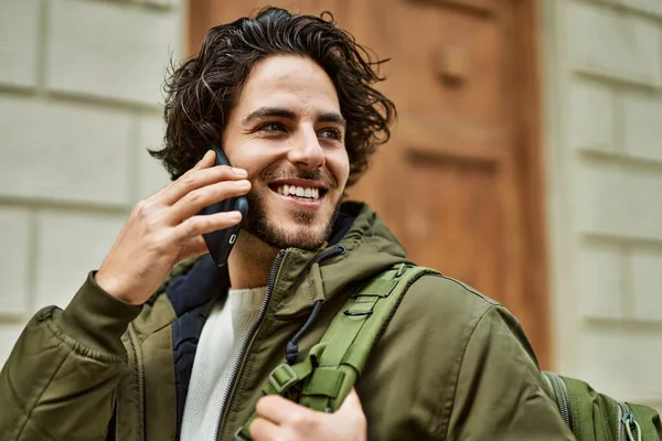 Όμορφος Ισπανός Που Μιλάει Στο Τηλέφωνο Στην Πόλη — Φωτογραφία Αρχείου
