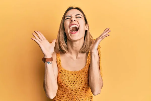 Mladá Běloška Blondýnka Oblečená Neformálního Žlutého Trička Oslavující Šílený Šílený — Stock fotografie