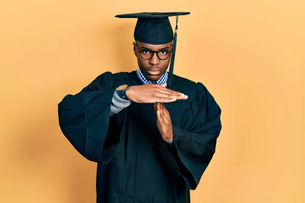 Νεαρός Αφροαμερικάνος Καπέλο Αποφοίτησης Και Ρόμπα Τελετής Κάνει Διάλειμμα Χέρια — Φωτογραφία Αρχείου
