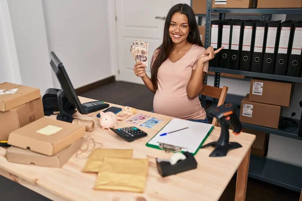 Mladá Těhotná Žena Pracující Malém Podnikání Ekommerce Držení Mexických Pesos — Stock fotografie