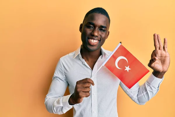 Jeune Homme Afro Américain Tenant Drapeau Dinde Faisant Signe Avec — Photo