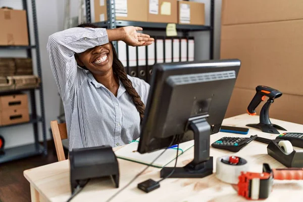 Mujer Africana Que Trabaja Comercio Electrónico Pequeñas Empresas Sonriendo Alegre —  Fotos de Stock