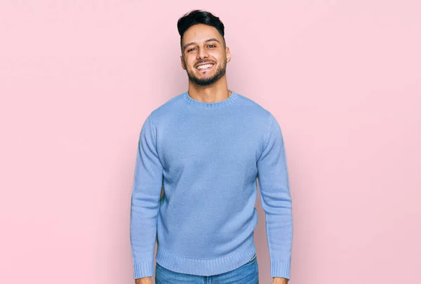 Jovem Árabe Homem Vestindo Roupas Casuais Olhando Positivo Feliz Sorrindo — Fotografia de Stock