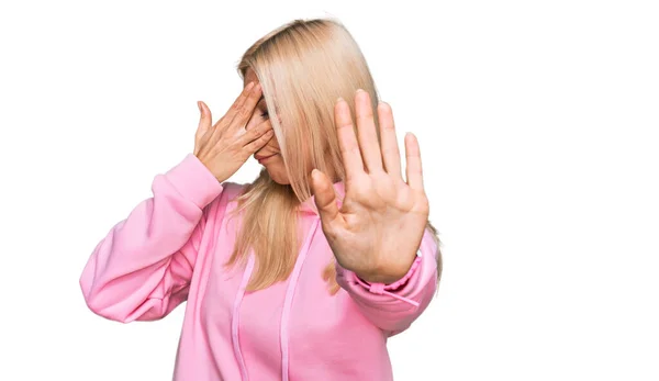 Junge Blonde Frau Lässigem Sweatshirt Das Die Augen Mit Händen — Stockfoto