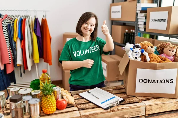 Jovem Mulher Síndrome Vestindo Shirt Voluntária Doações Stand Sorrindo Feliz — Fotografia de Stock
