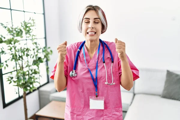 Ung Vacker Kvinna Bär Läkare Uniform Och Stetoskop Glada För — Stockfoto