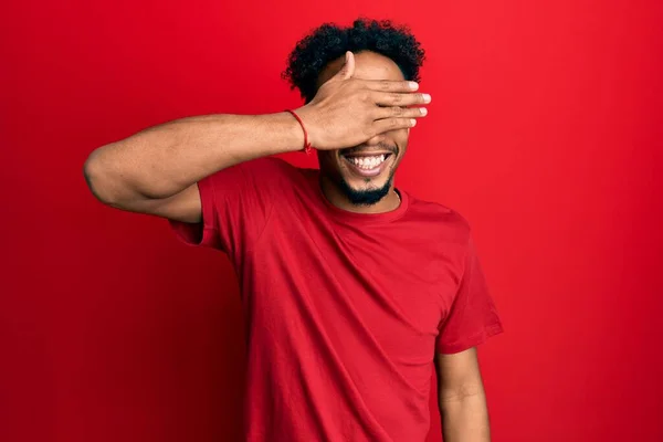 Sakallı Sıradan Kırmızı Tişörtlü Gülümseyen Gülen Genç Afro Amerikan Bir — Stok fotoğraf