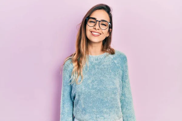 Junges Hispanisches Mädchen Lässiger Kleidung Und Brille Das Stehen Positiv — Stockfoto