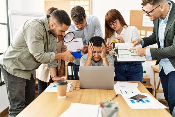 Grupo Empresários Gritando Para Parceiro Estressado Escritório — Fotografia de Stock