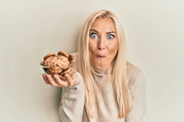 Ung Blond Kvinna Håller Skål Med Choklad Chips Cookies Rädd — Stockfoto