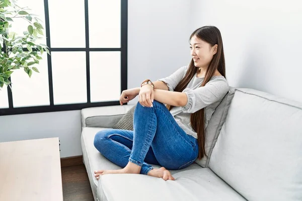 Jonge Aziatische Vrouw Zittend Bank Woonkamer — Stockfoto