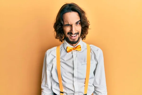 Jonge Spaanse Man Draagt Hipster Elegante Look Knipogen Naar Camera — Stockfoto