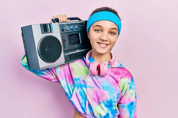 Jovem Morena Vestindo Roupas Treino Segurando Boombox Olhando Positivo Feliz — Fotografia de Stock