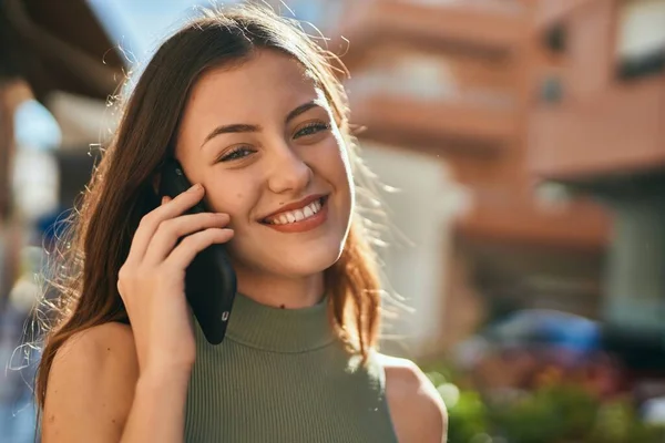 若いです白人の女の子笑顔幸せな話上のスマートフォンで市内 — ストック写真