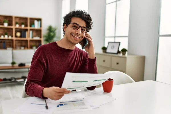 Jonge Spaanse Man Aan Het Praten Smartphone Thuis Werken — Stockfoto