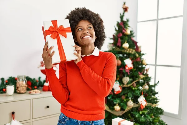 Jovem Afro Americana Segurando Presente Junto Árvore Natal Casa — Fotografia de Stock