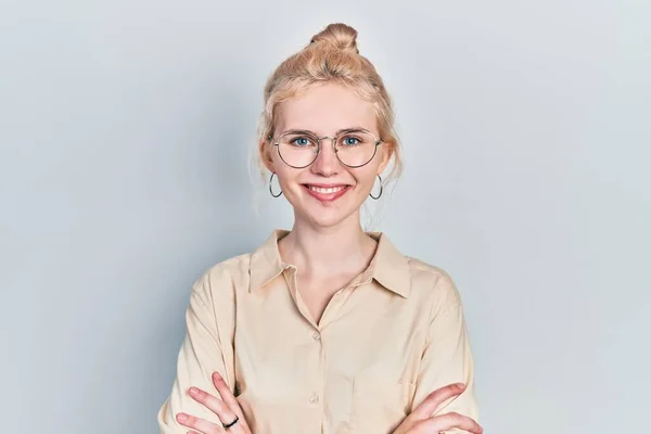 Beautiful Caucasian Woman Blond Hair Wearing Casual Look Glasses Happy — Stockfoto