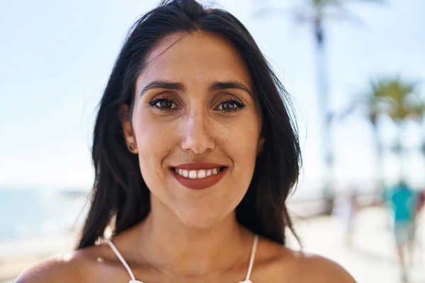 Joven Mujer Hispana Sonriendo Confiada Caminando Orilla Del Mar —  Fotos de Stock