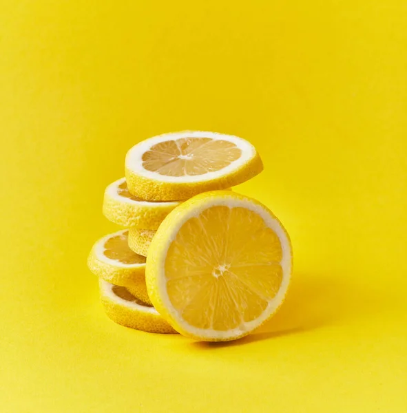 黄色背景上的柠檬片 — 图库照片