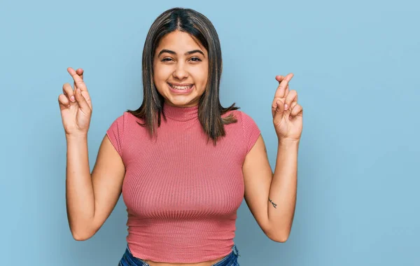 Chica Hispana Joven Con Camiseta Casual Haciendo Gestos Con Dedo —  Fotos de Stock