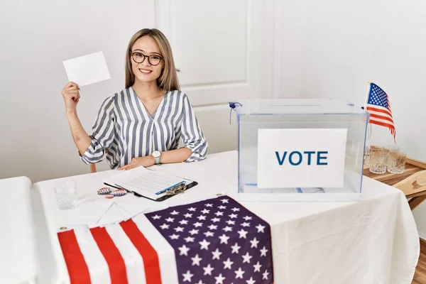 Jeune Femme Chinoise Assise Sur Table Élection Tenant Vote Collège — Photo