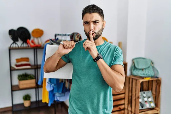 Junger Gutaussehender Mann Mit Bart Der Einzelhandel Einkaufstüten Hält Und — Stockfoto