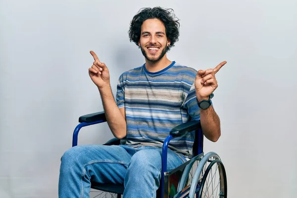 Tekerlekli Sandalyede Oturan Yakışıklı Kendine Güvenen Farklı Yönleri Gösteren Kendine — Stok fotoğraf
