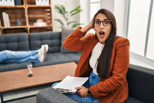 Jonge Spaanse Vrouw Die Werkt Als Psycholoog Gek Bang Met — Stockfoto