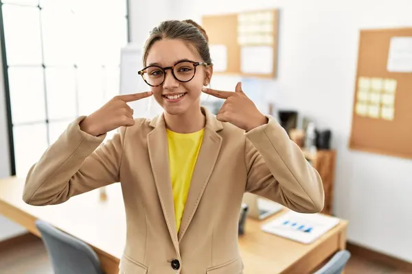 사무실에서 스타일의 소녀가 손가락 입으로 미소를 건강에 — 스톡 사진