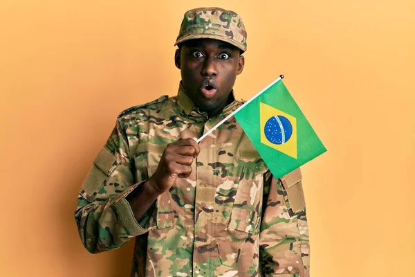 Joven Hombre Afroamericano Vistiendo Uniforme Del Ejército Sosteniendo Bandera Brasil —  Fotos de Stock