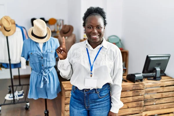 Νεαρή Αφρικανή Που Εργάζεται Διευθύντρια Μπουτίκ Λιανικής Πώλησης Δείχνοντας Και — Φωτογραφία Αρχείου