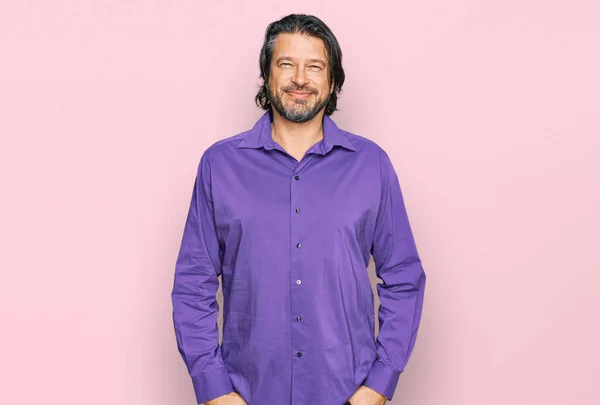 Przystojny Mężczyzna Średnim Wieku Ubrany Biznesową Koszulę Szczęśliwym Chłodnym Uśmiechem — Zdjęcie stockowe