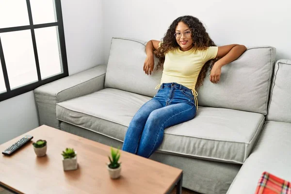 Mladá Latinsky Žena Usměvavá Sebevědomě Sedí Pohovce Doma — Stock fotografie