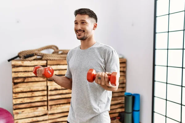 Jovem Hispânico Sorrindo Treinamento Confiante Centro Esportivo — Fotografia de Stock