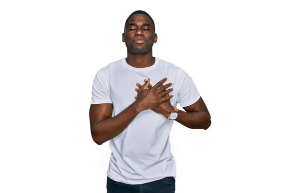 Joven Afroamericano Con Camiseta Blanca Casual Sonriendo Con Las Manos — Foto de Stock