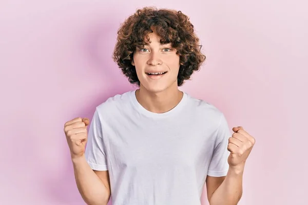 Handsome Young Man Wearing Casual White Shirt Celebrating Surprised Amazed — ストック写真