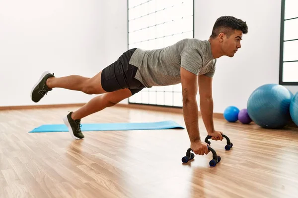 Hombre Hispano Joven Entrenando Abdominales Ejercicio Centro Deportivo —  Fotos de Stock