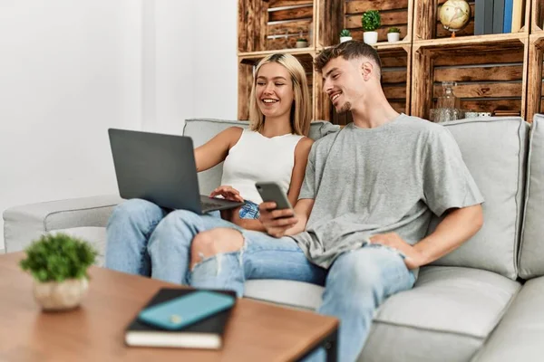 Giovane Coppia Caucasica Sorridente Felice Con Computer Portatile Smartphone Seduto — Foto Stock