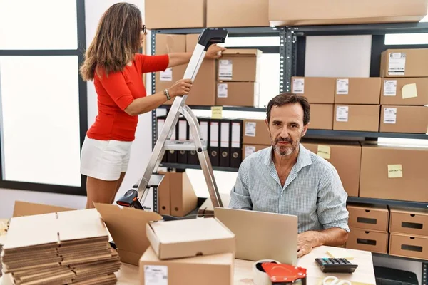 Quelques Boîtes Déballage Bureau Travaillant Ensemble Regardant Ordinateur Portable — Photo