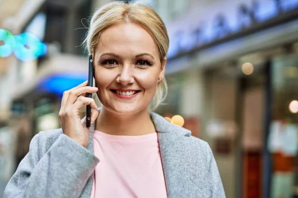 Jeune Femme Affaires Blonde Souriante Heureuse Parler Sur Smartphone Ville — Photo