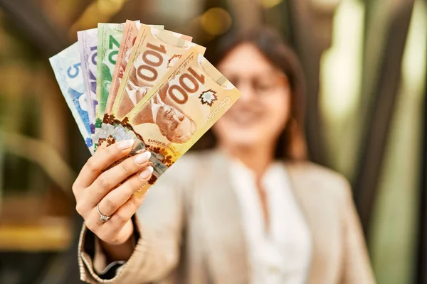Młoda Latynoska Bizneswoman Uśmiechnięta Szczęśliwa Trzymając Kanandyjskie Dolary Mieście — Zdjęcie stockowe