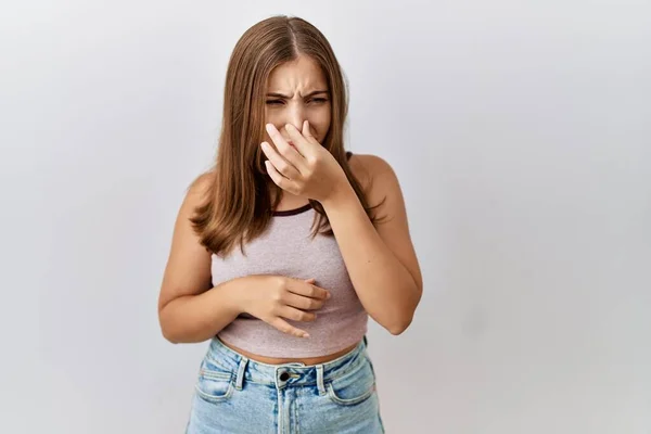 Mujer Morena Joven Pie Sobre Fondo Aislado Oliendo Algo Apestoso — Foto de Stock