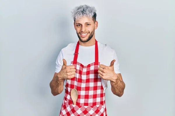 Young Hispanic Man Modern Dyed Hair Wearing Apron Success Sign — Stock Photo, Image
